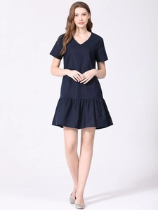Robe de maternité bleu marine à manches courtes, col en V et ourlet à volants élégant