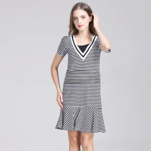 Détail de robe de maternité en coton rayé à col en V avec ourlet à volants