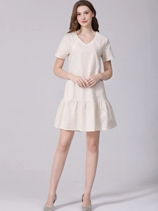 Robe de maternité à manches courtes en coton lin crème avec ourlet à volants élégant