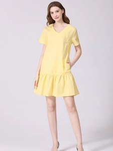 Robe de maternité jaune à manches courtes avec col en V et ourlet à volants