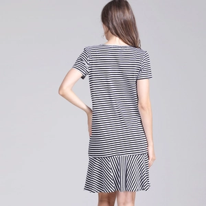 Robe de maternité rayée avec col en V, ourlet à volants et tissu en coton élastique