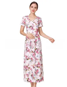 Détail du décolleté en V et de la taille haute sur cette robe de maternité à fleurs