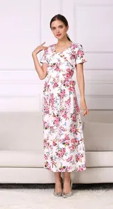 Détail de la robe d'allaitement d'été avec col en V et motif floral de roses roses