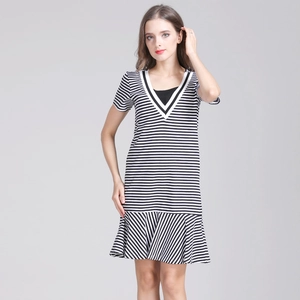 Robe de maternité en coton à rayures noir blanc avec col en V et ourlet à volants élégant