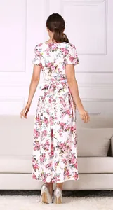 Détail d'une robe de maternité en coton à fleurs roses avec une ceinture à nœud assortie
