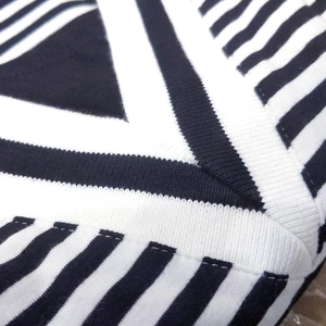 Détail de couture en V à rayures noires et blanches sur tissu côtelé de robe de grossesse