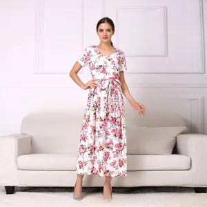 Détail de la robe maxi de maternité à fleurs avec ceinture et tissu en coton respirant