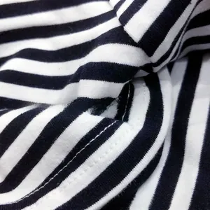 Gros plan détaillé du tissu en coton rayé noir et blanc avec des coutures de qualité