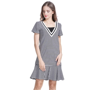 Robe de maternité à manches courtes, col en V, rayures noires et blanches et volant