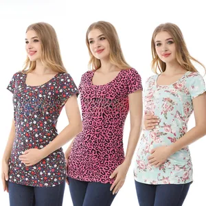 Details von drei Stillshirts mit Blumen- und Leopardendruck und seitlicher Raffung