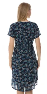 Vista posteriore di un abito premaman blu navy in leggero chiffon con fiori