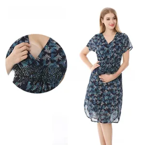 Dettaglio vestito premaman floreale con apertura per allattamento e tessuto in chiffon