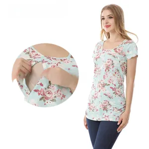 Detailansicht des verdeckten Still-Reißverschlusses am hellblauen Blumen-Stillshirt