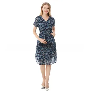 Dettaglio dell'abito premaman floreale in chiffon con scollo a V e coulisse in vita