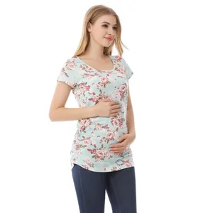 Detailaufnahme des Umstandsshirts mit Blumendruck und seitlicher Raffung für Schwangere