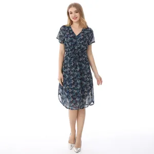 Dettaglio dell'abito premaman floreale con scollo a V, coulisse regolabile e tessuto chiffon