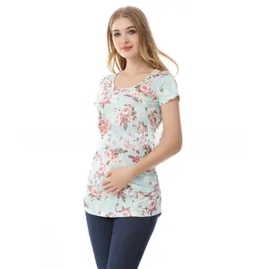 Detailansicht des Umstandsshirts mit Blumenmuster und gerafftem Design am Bauch