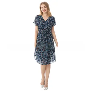 Dettaglio dell'abito premaman in chiffon floreale blu scuro con scollo a V e cintura