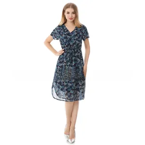 Dettaglio dell'abito premaman in chiffon a fiori con scollo a V e vita elasticizzata