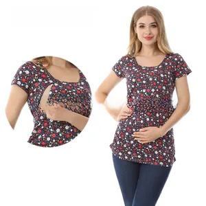 Makroansicht des diskreten Stillzugangs am geblümten Umstands-T-Shirt für Damen