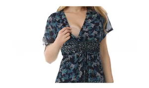 Dettaglio del vestito premaman a fiori con scollo a V e inserti per l'allattamento