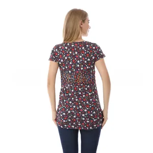Detailaufnahme des Stillshirts mit dunkelblauem Blumenmuster und Reißverschluss