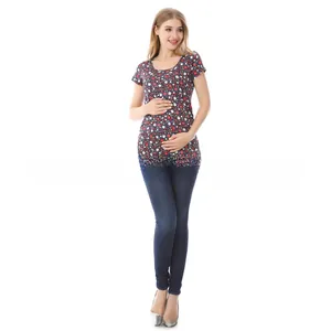 Detail eines roten Kurzarm-Stillshirts mit Blumenmuster und elastischer Jeanshose