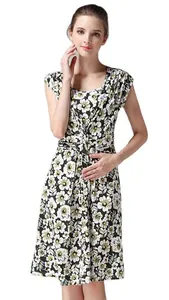 Détail de l'imprimé floral et de la taille élastiquée sur la robe d'été pour maternité