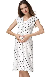 Détail du col en V croisé sur la robe de maternité en coton avec motifs chats