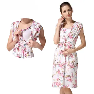 Détail d'une robe de maternité fleurie avec ouverture invisible pour l'allaitement