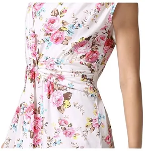 Détail de la robe de maternité d'été à fleurs avec plis à la taille et roses roses