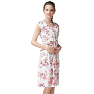 Détail de robe de maternité fleurie avec motifs roses et design de poitrine plissé