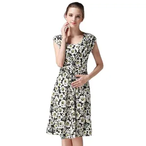 Détail d'une robe de maternité fleurie avec accès allaitement et tissu en coton