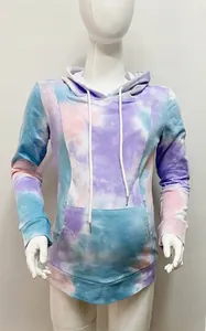 Dettaglio della felpa premaman tie-dye con coulisse regolabile e tasca a marsupio