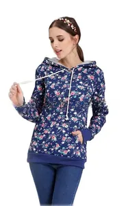 Dettaglio felpa premaman blu navy a fiori con fodera in pile e tasca a marsupio