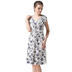 Détail de la robe de maternité fleurie montrant le col en V et le coton doux