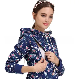 Dettaglio felpa allattamento blu navy con rose rosa e cappuccio con coulisse bianca