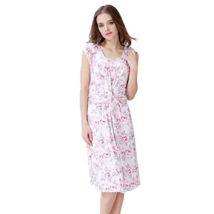 Détail de la robe de maternité fleurie en coton à col en V avec nœud à la taille