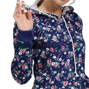 Dettaglio della felpa premaman floreale blu navy con rose e coulisse a trama grossa