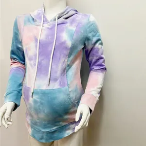 Dettaglio del tessuto felpa premaman tie-dye con morbide tonalità rosa e blu