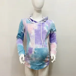 Dettaglio di felpa allattamento tie-dye colorata con cappuccio e tasca a marsupio