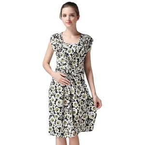 Robe de maternité d'été fleurie en coton avec col en V sans manches et détail noué à la taille