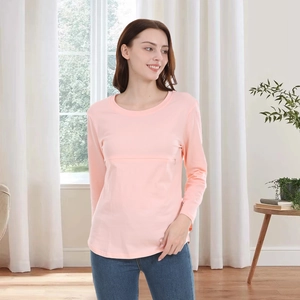 Dettaglio dell'apertura per l'allattamento con zip su maglia rosa in cotone a maniche lunghe