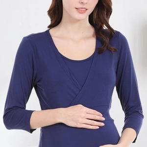 Dettaglio vestito premaman blu scuro con scollo a V incrociato e tessuto morbido