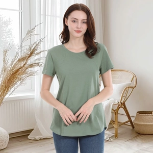 Maglia premaman verde salvia con scollo rotondo e orlo curvo in un interno accogliente