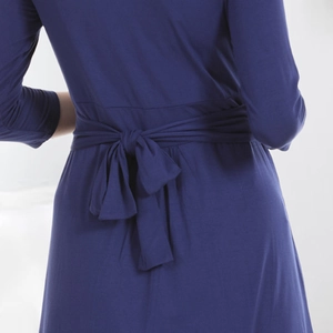 Dettaglio di un abito premaman blu navy con cintura regolabile in vita e fiocco elegante