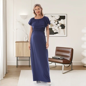 Dettaglio dello scollo a balze e della vita alta elastica sul vestito lungo premaman blu navy