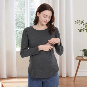 Détail de l'ouverture d'allaitement pratique sur haut de maternité en coton gris