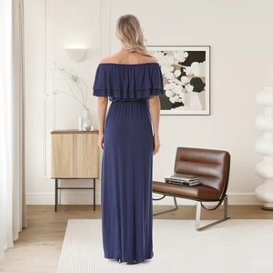 Dettaglio dell'abito premaman blu navy con volant sulle spalle e vita elasticizzata