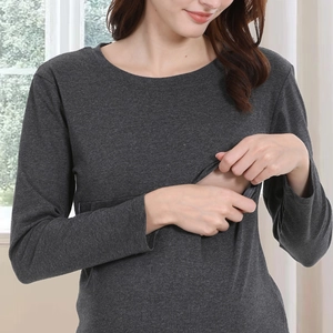 Détail de l'ouverture d'allaitement zippée cachée sur haut de maternité en coton gris